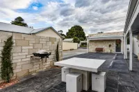 Aloha Central Luxury Accommodation - parking