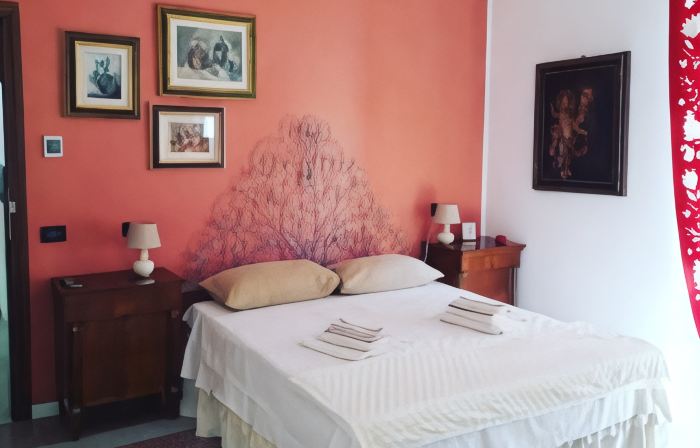 Dueterre Room & Host