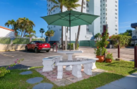 Tropic Isle Hotel & Apartment