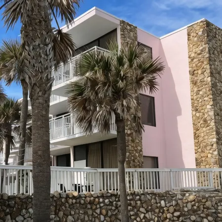 Flamingo Inn Beachfront - Daytona Beach Отели рядом с достопримечательностью «Торговый центр Destination Daytona»