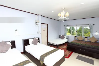 Hueanwaddkhian Resort Hotels near Wat Na Kluea