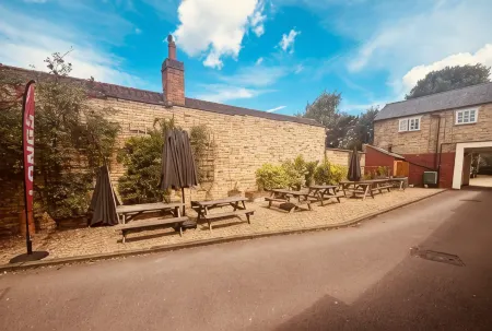 Longs Hotel & Inn Отели рядом с достопримечательностью «Mead Open Farm»