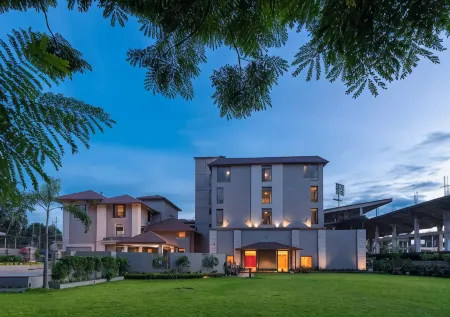 Hotel Cachar Club Отели в г. Силчар