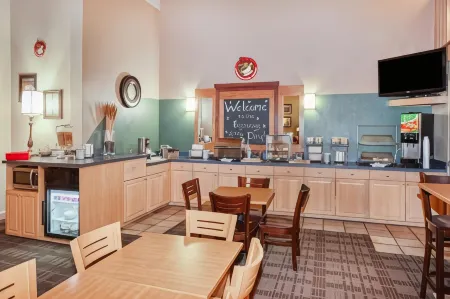 AmericInn by Wyndham Douglas/Saugatuck Отели в г. Дуглас