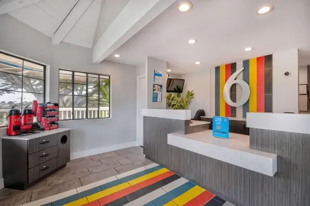 Motel 6 Marina, CA - Monterey Отели в г. Мосс Ландинг
