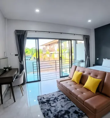 ห้องมาตรฐานเตียงใหญ่พร้อมระเบียงและวิวสวน