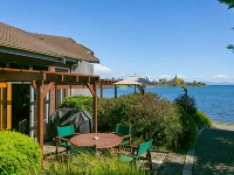 Cascades Lakefront Motel Hotels near Waipahihi Botanical Reserve