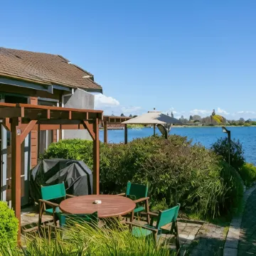 Cascades Lakefront Motel Отели в г. Таупо