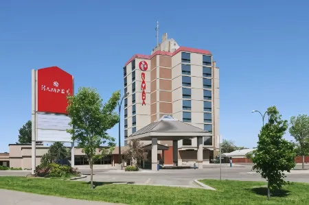 Ramada by Wyndham Lethbridge Отели рядом с достопримечательностью «Летбриджський університет»