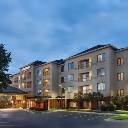 Courtyard Dayton Beavercreek Отели рядом с достопримечательностью «Berns Garden Center»