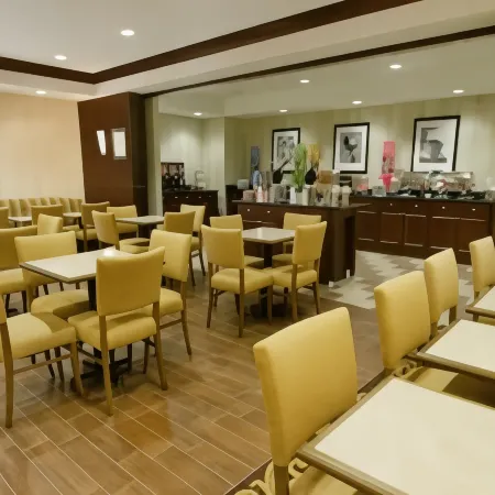 Hampton Inn Bangor Отели рядом с достопримечательностью «John Bapst Memorial High School»