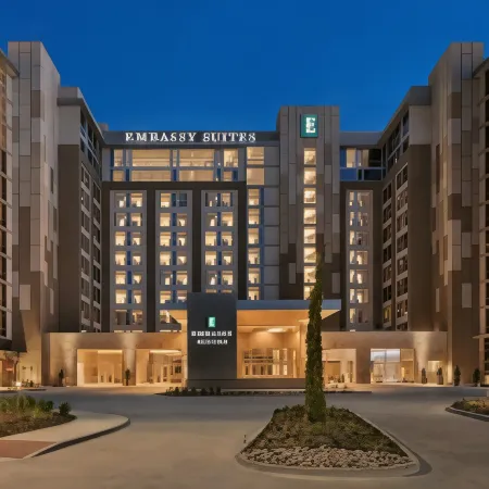Embassy Suites Denton Convention Center Отели рядом с достопримечательностью «Парк Квакертаун»
