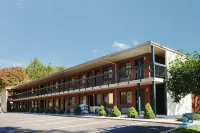 مو إن آند سويتس Hotels near Town Place