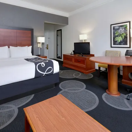 La Quinta Inn & Suites by Wyndham Dallas North Central Отели рядом с достопримечательностью «Универмаг "Норт-Парк Центр"»