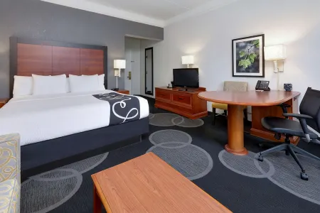 La Quinta Inn & Suites by Wyndham Dallas North Central