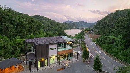 Hongcheon Gijari Campground Отели рядом с достопримечательностью «Palbongsan Tourist Site»