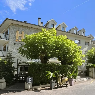 Hôtel Catalpa Hotels near Eglise Sainte Bernadette