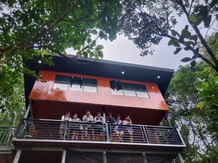 Cozy Lake house for family getaway near Cavinti Falls good for 12 to 15 pax Отели рядом с достопримечательностью «Catmon Camping Site»