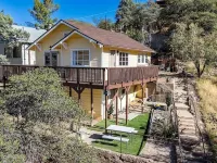 LUXURY 2-bedroom house in brilliant Bisbee with BREATHE taking views 비스비 호텔