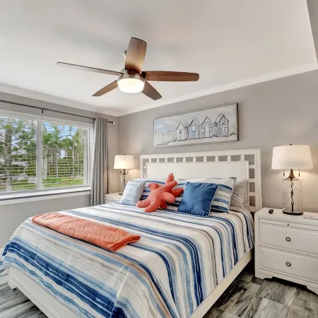 Olde Naples Luxury Condo Steps to Pier, Beach, Sunsets and Restaurants!