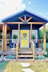 Luxury tiny cabin Pool & Hot tub minutes from Lake Travis and Lake Austin.