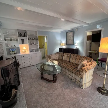 Charming 2-bedroom house in small-town neighborhood