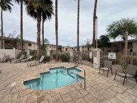 Gated Condo; pool,  hot tub, gym, 2 bedrooms, 2 bath, 5 min to Cardinals Stadium Hotels near Camelback Ranch