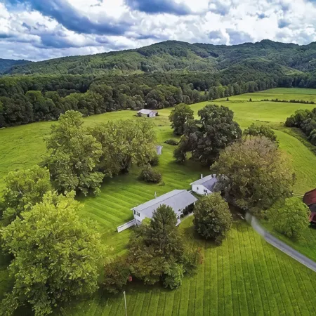 Modern Farmhouse Near Windrock