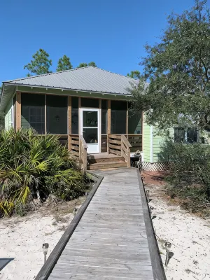 ❤️Coastal Cottage Getaway❤️ Zero entrance pool - Tennis - Minutes from the Beach! - Private Pool
