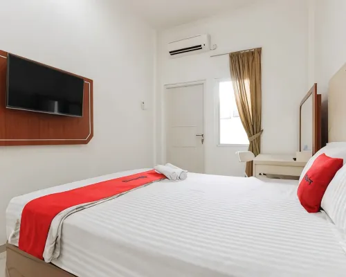 RedDoorz at Jatiwaringin Near Exit Toll Pondok Gede Hotels in Pondok Gede