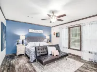 Coco Villa-Hot tub,kayak,paddle,VOLLEYBALL&GAMES! Hotels in Trinity County