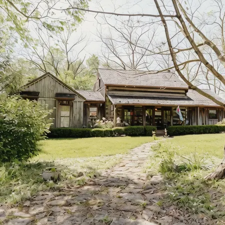 Historical and Spacious Shabby Cabin Retreat! Modern Amenities