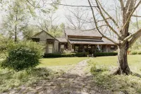 Historical and Spacious Shabby Cabin Retreat! Modern Amenities