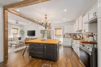 Cozy Luxe Apartment Near Western & St. Joseph’s