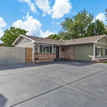 Rustic Refuge - minutes from downtown Fruita!4 beds