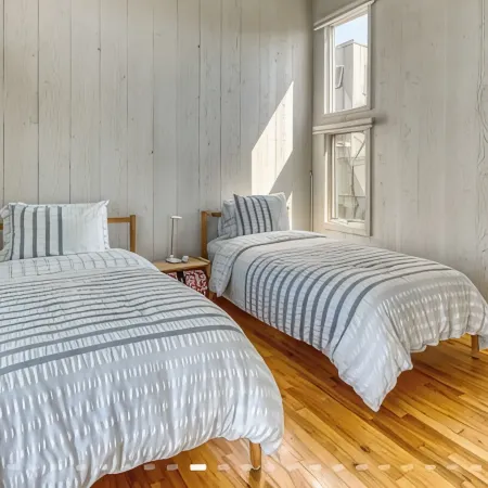 Oceanfront renovated home in FI Pines, stunning views & spacious outdoor oasis