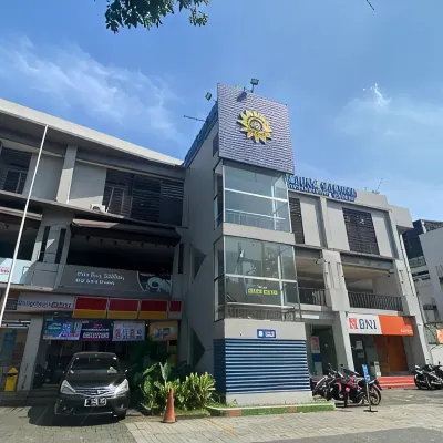Sang Surya Guest House Hotels near Paris Van Java