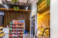 Chic Loft steps from Yaya Center | Pool + gym