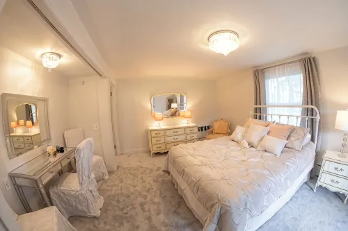 Historic Gate Lodge lovingly renovated and fully furnished in quaint Akron - Homestays