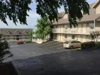 Gazebo Inn - parking