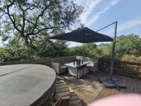 Mountain View Lodge, Luxury Woodland Lodge with Hot Tub