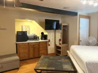 Stay In Ohiopyle & Relax in Town Near The GAP Trail, Hot Tub