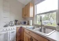 Poppy Cottage  Bright 1BR Apartment in Douglas