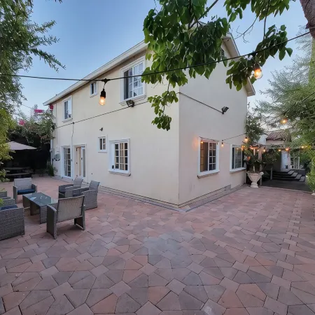 3 bedroom apartment near MrC with patio area 5 minutes to Rodeo Drive, Wi-Fi, TV