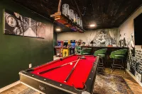 7BR Mega Mountain Lodge! Golf Simulator, Speakeasy - 4성급