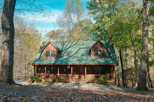 Hidden Honey Hole Cabin: 4 BEDROOM, POOLS, TENNIS/PICKLEBALL, HIKING, LAKE AREA