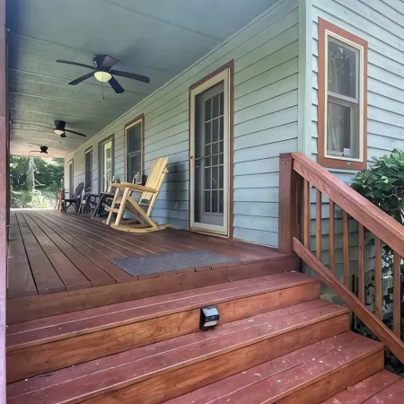 Cozy mountain cabin retreat in the beautiful Nantahala mountains!