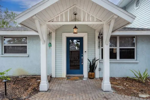 4-bedroom, 3.5 bath house w/Pool, AC, WiFi in Siesta Key; 1 mile from Village
