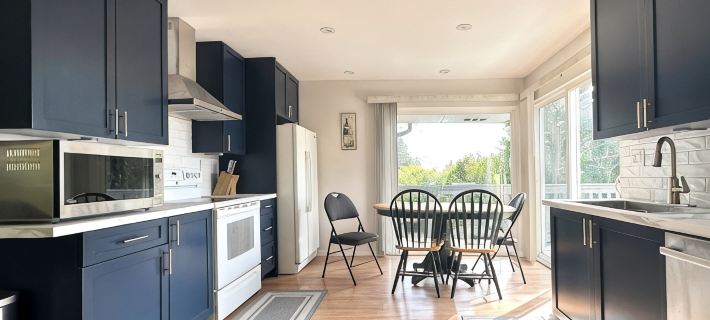 Family Friendly, Bright, & Spacious 3 Bed 2 Bath Hotels in North Vancouver