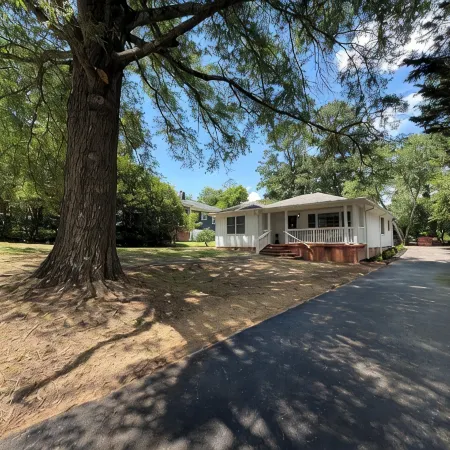 Cozy & Stylish 3 Bedroom Black and White Cottage. Perfect for Families & Groups!